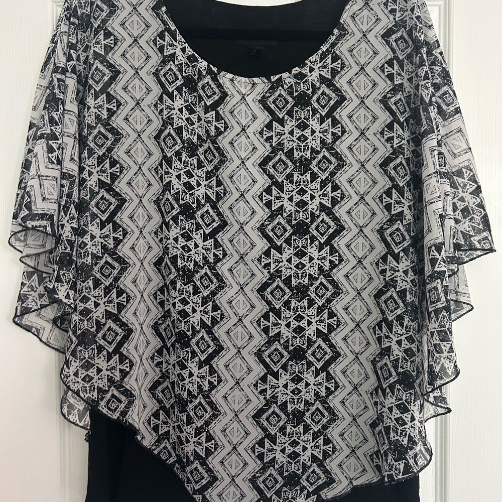 Black and White Geometric Patterned Top